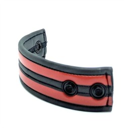 Neoprene Ballstretcher Race Rouge en néoprène Le ballstretcher Race de la marque 665 est un anneau noir avec 2 bandes rouges qui