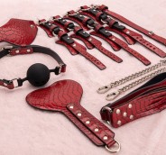 imports Kit BDSM 7 Pièces Caïman Rouge Composition : Simili cuir Dimensions des accessoires : Tour des menottes poignets : 17.4 