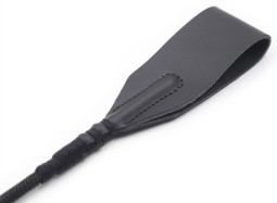 imports Cravache Envies Noir 45.5cm Optez pour la cravache Envies, rigide et parfaite pour pimenter vos jeux BDSM. Elle est cons