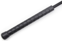 imports Cravache Envies Noir 45.5cm Optez pour la cravache Envies, rigide et parfaite pour pimenter vos jeux BDSM. Elle est cons